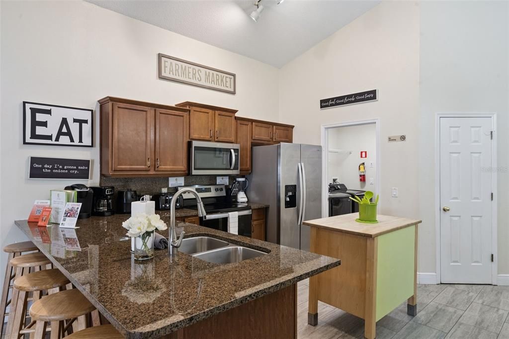 Activo con contrato: $394,900 (4 camas, 3 baños, 1622 Pies cuadrados)