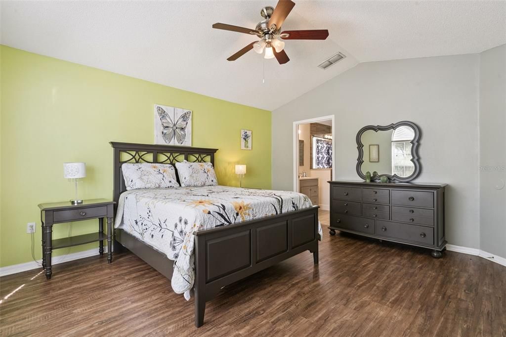Activo con contrato: $394,900 (4 camas, 3 baños, 1622 Pies cuadrados)
