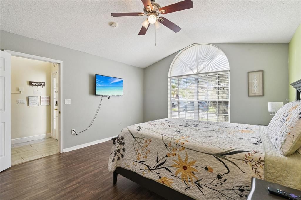 Activo con contrato: $394,900 (4 camas, 3 baños, 1622 Pies cuadrados)
