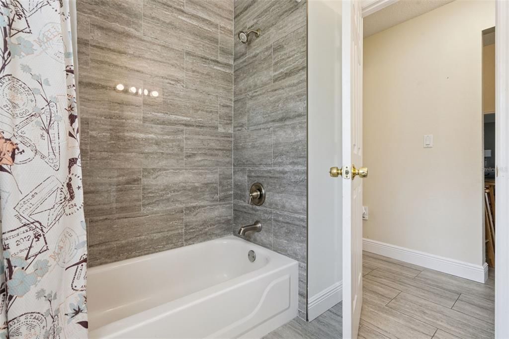 Activo con contrato: $394,900 (4 camas, 3 baños, 1622 Pies cuadrados)