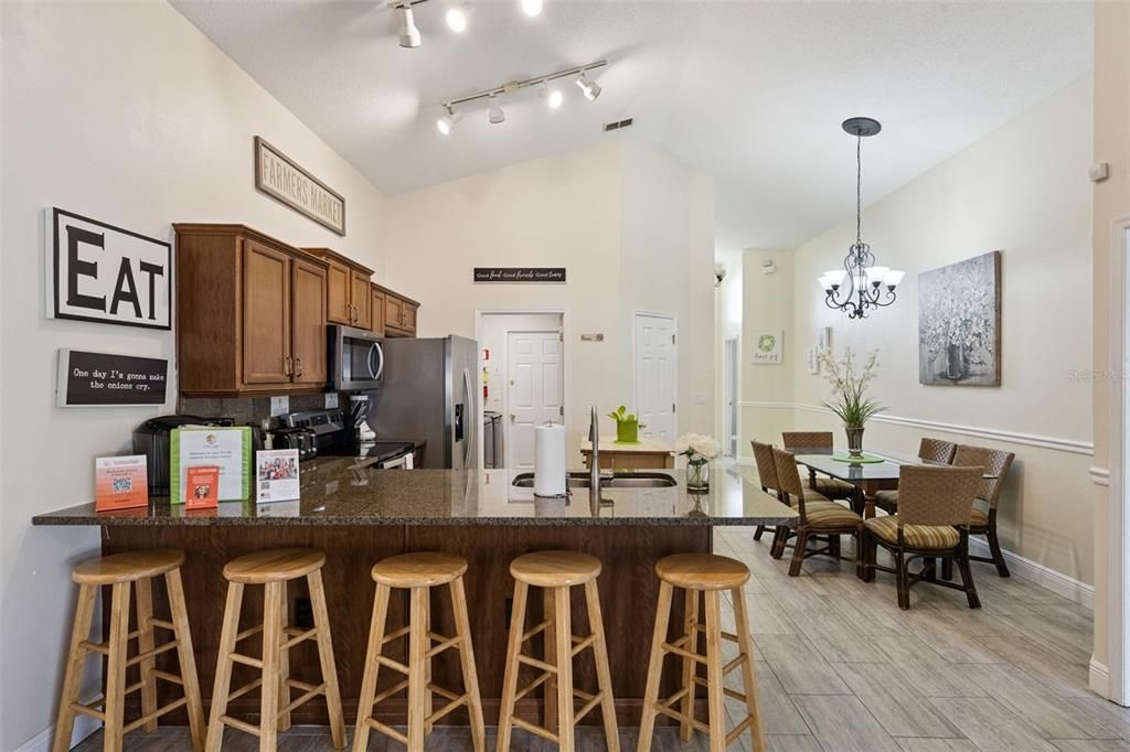 Activo con contrato: $394,900 (4 camas, 3 baños, 1622 Pies cuadrados)