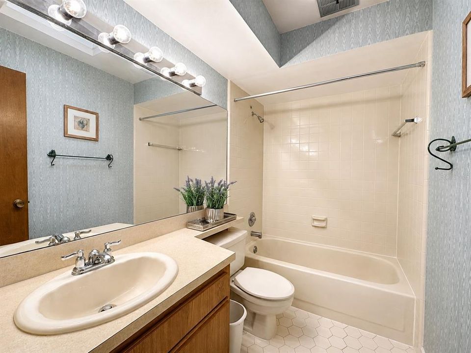 For Rent: $2,000 (2 beds, 2 baths, 1300 Square Feet)