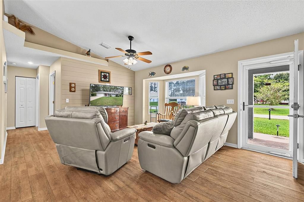 For Sale: $285,000 (3 beds, 2 baths, 1230 Square Feet)