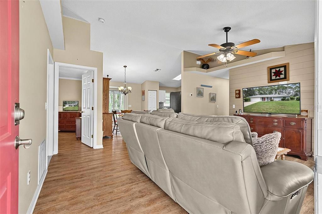 For Sale: $285,000 (3 beds, 2 baths, 1230 Square Feet)