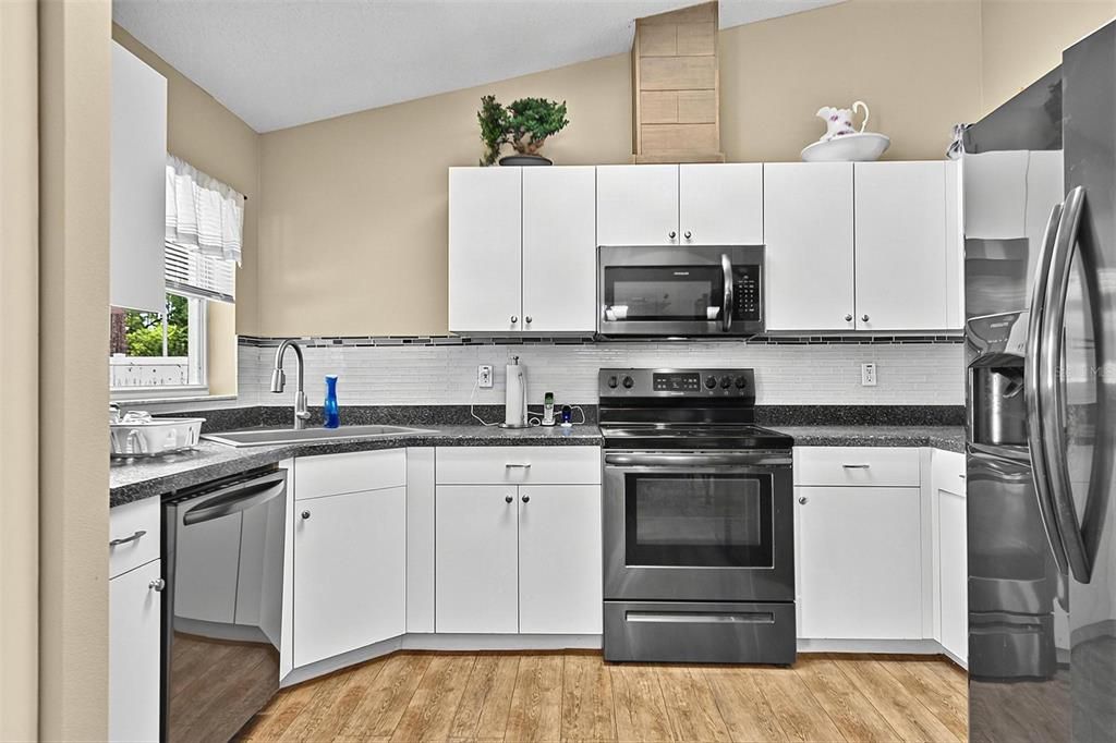 For Sale: $285,000 (3 beds, 2 baths, 1230 Square Feet)