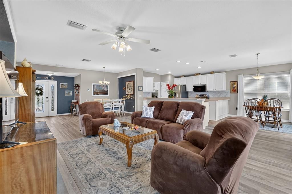 For Sale: $359,500 (3 beds, 2 baths, 1720 Square Feet)