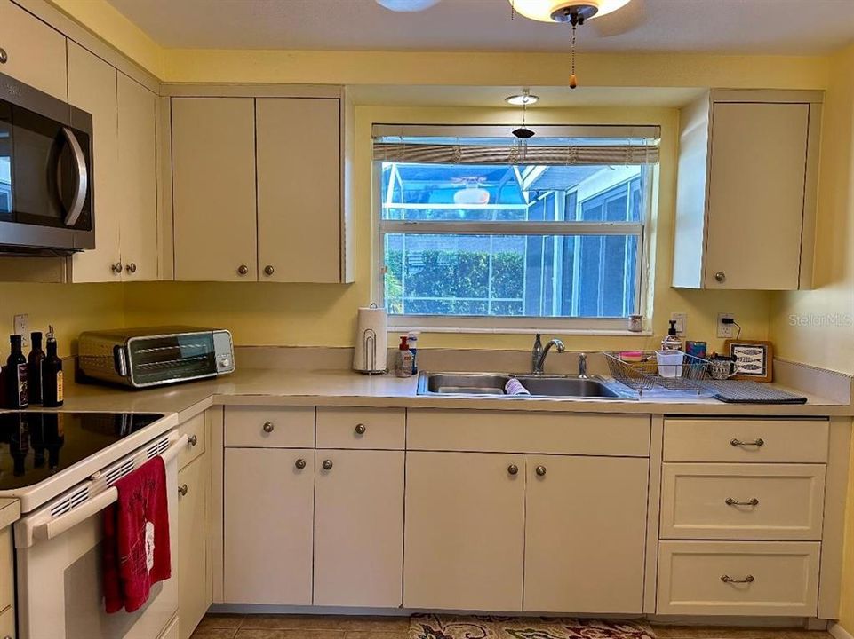 For Sale: $459,000 (2 beds, 2 baths, 1299 Square Feet)