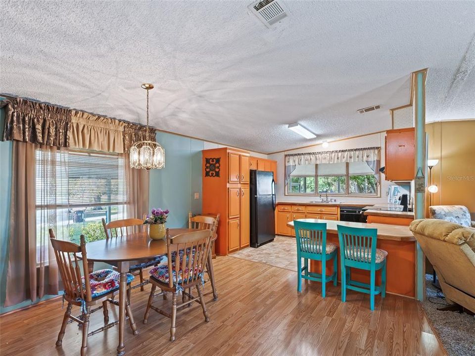 For Sale: $154,000 (2 beds, 2 baths, 1443 Square Feet)