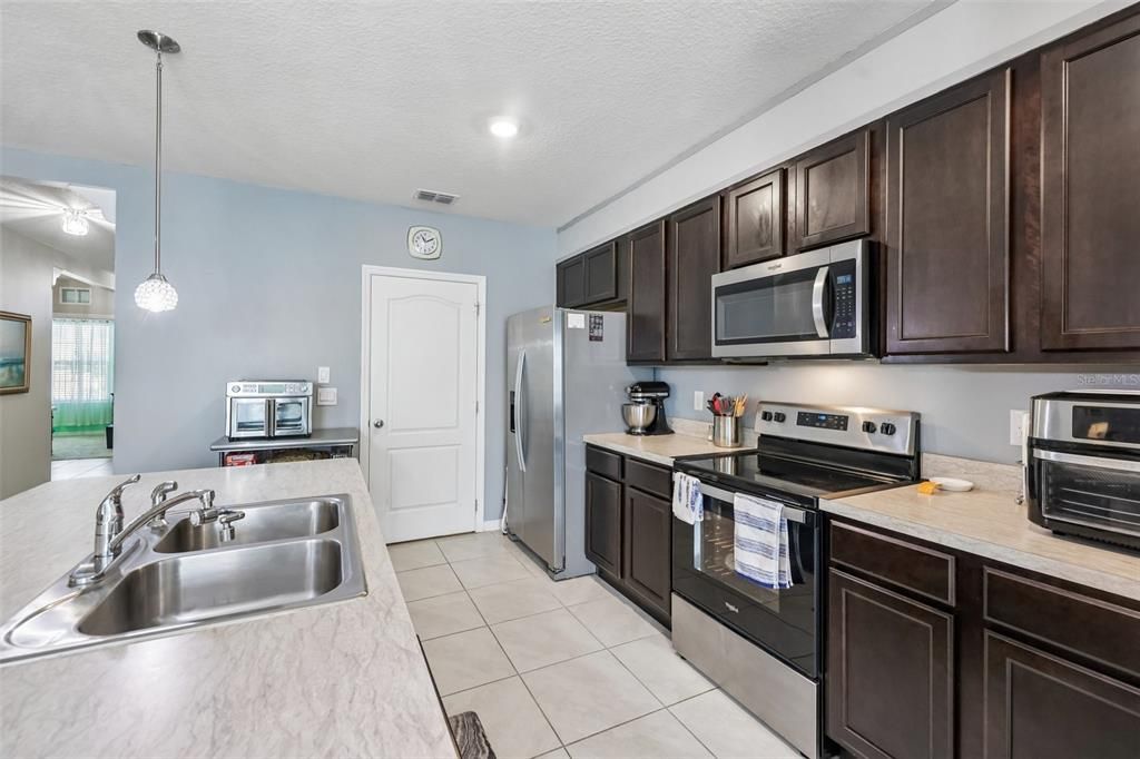 For Sale: $329,900 (3 beds, 2 baths, 1672 Square Feet)