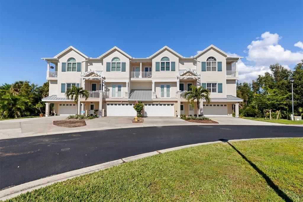For Sale: $499,000 (3 beds, 3 baths, 2399 Square Feet)