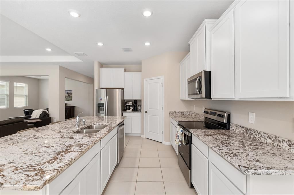 En Venta: $569,900 (4 camas, 3 baños, 2843 Pies cuadrados)