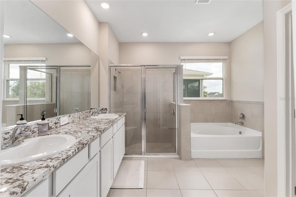 En Venta: $569,900 (4 camas, 3 baños, 2843 Pies cuadrados)