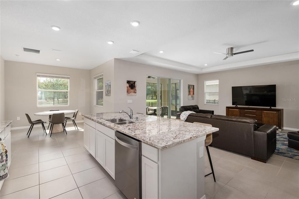 En Venta: $569,900 (4 camas, 3 baños, 2843 Pies cuadrados)