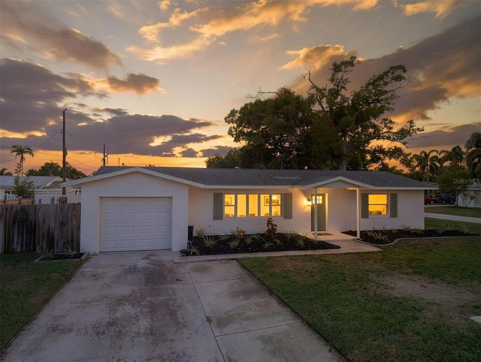 For Sale: $495,000 (3 beds, 2 baths, 1375 Square Feet)