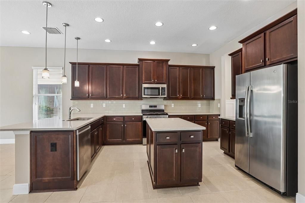 На продажу: $799,900 (5 спален, 5 ванн, 4094 Квадратных фут)