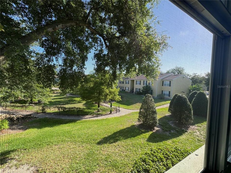 For Sale: $150,000 (2 beds, 2 baths, 993 Square Feet)