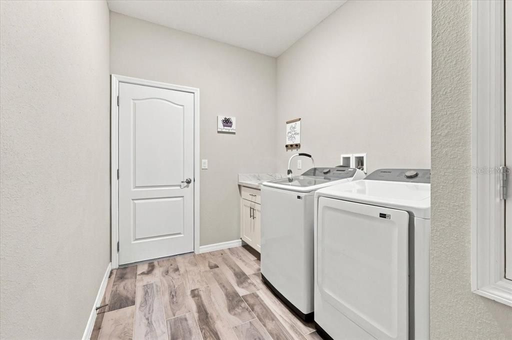 For Sale: $400,000 (4 beds, 2 baths, 2062 Square Feet)