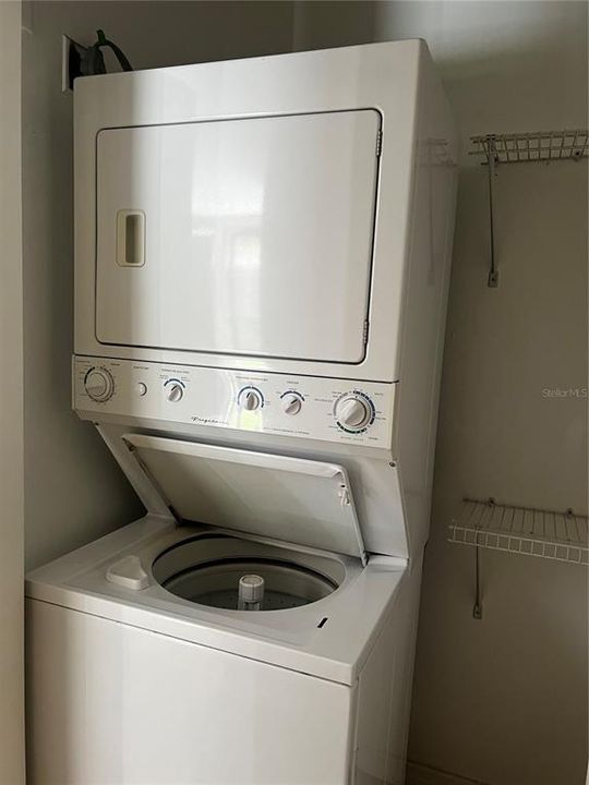 For Rent: $1,400 (2 beds, 2 baths, 897 Square Feet)