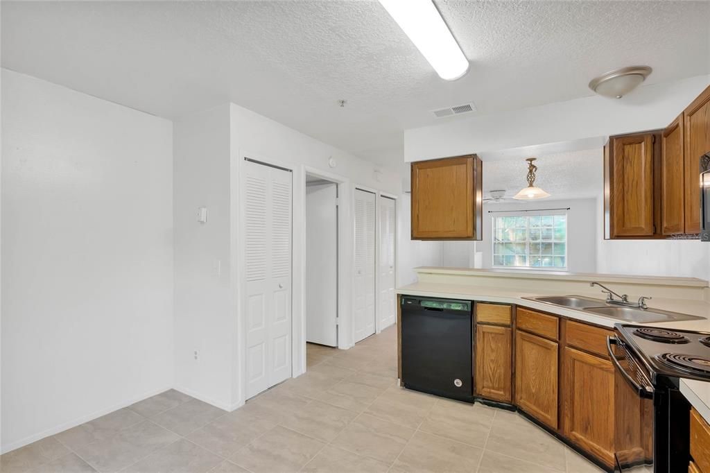 For Rent: $1,575 (2 beds, 2 baths, 975 Square Feet)