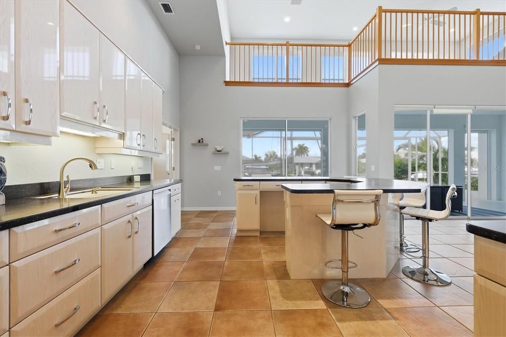 En Venta: $899,000 (3 camas, 2 baños, 2615 Pies cuadrados)