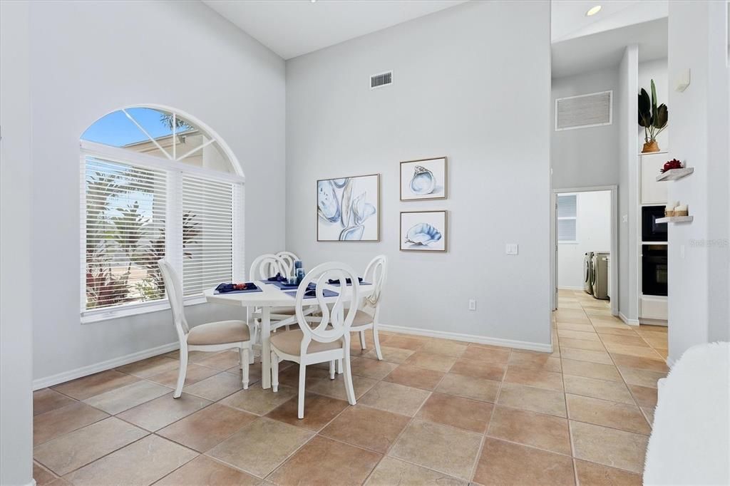 En Venta: $899,000 (3 camas, 2 baños, 2615 Pies cuadrados)