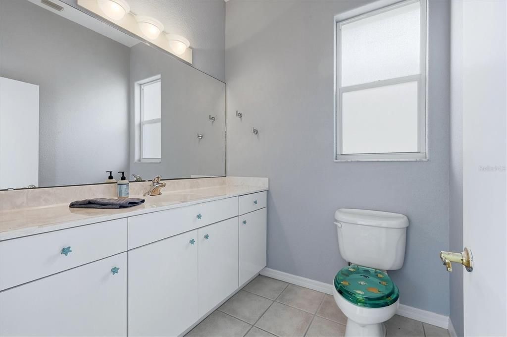 En Venta: $899,000 (3 camas, 2 baños, 2615 Pies cuadrados)