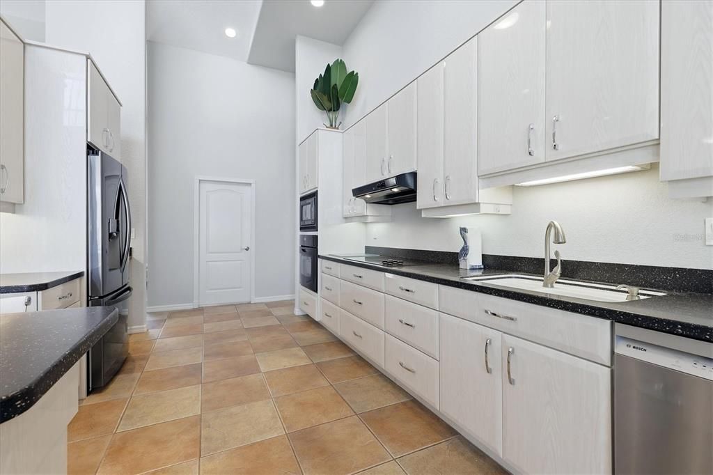 En Venta: $899,000 (3 camas, 2 baños, 2615 Pies cuadrados)