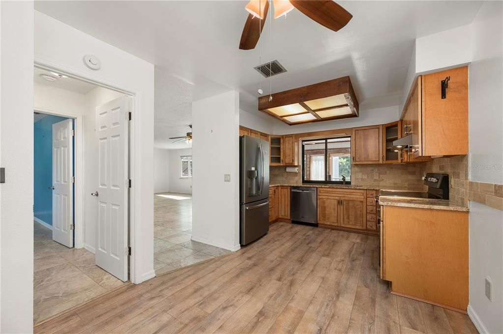 For Sale: $325,000 (2 beds, 2 baths, 1607 Square Feet)