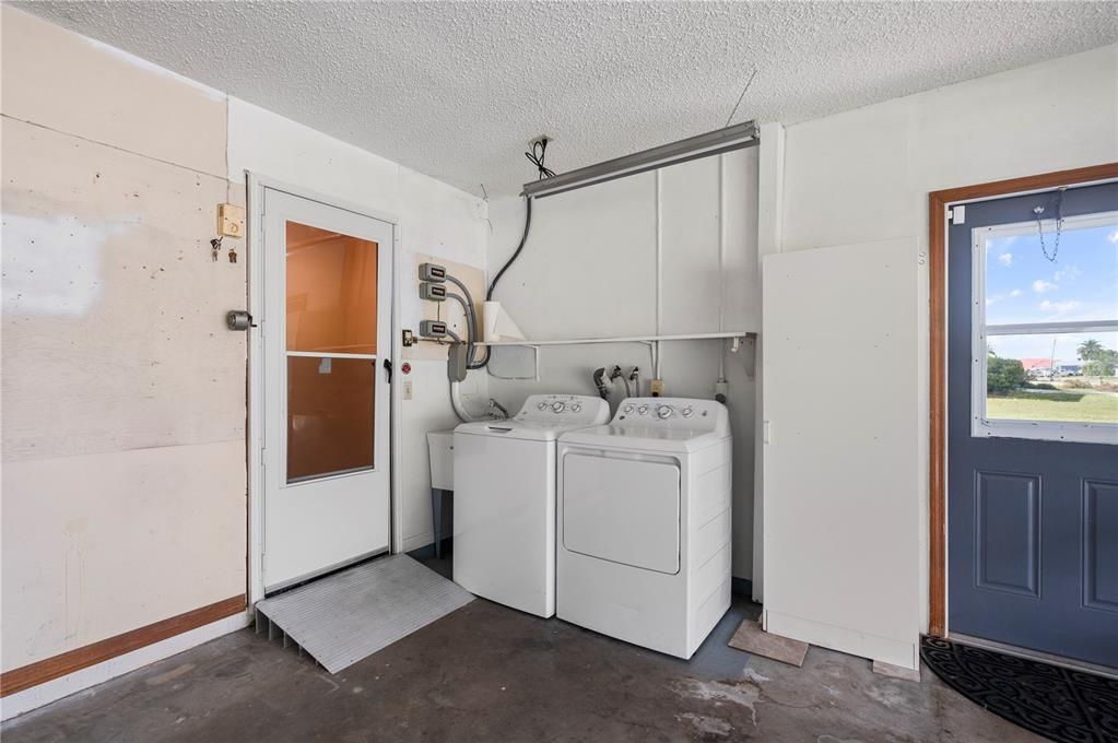 For Sale: $325,000 (2 beds, 2 baths, 1607 Square Feet)