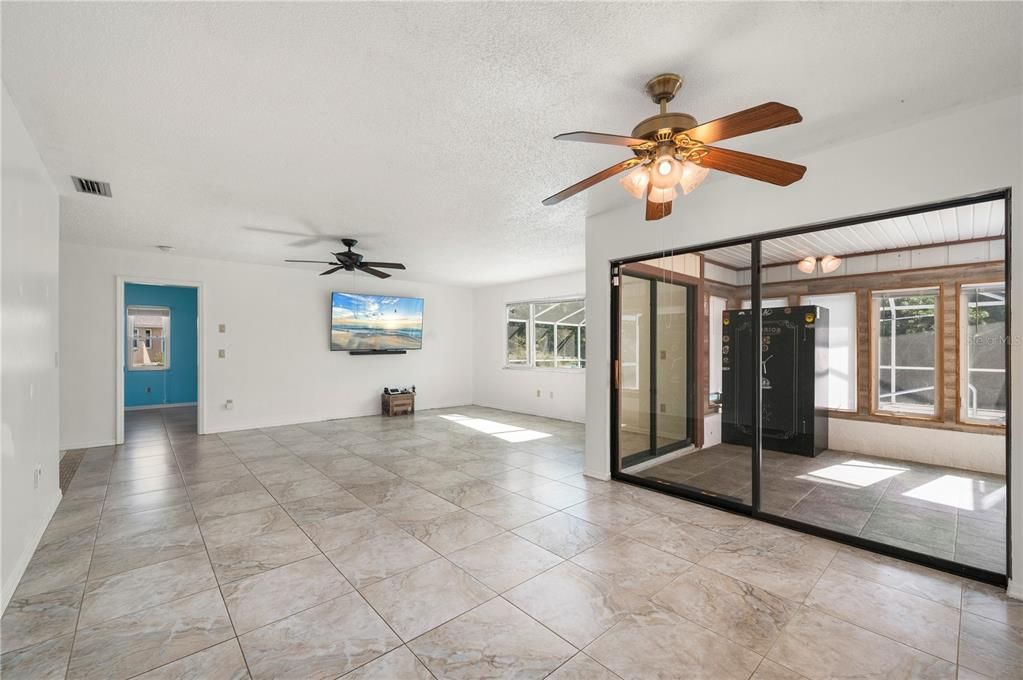 For Sale: $325,000 (2 beds, 2 baths, 1607 Square Feet)