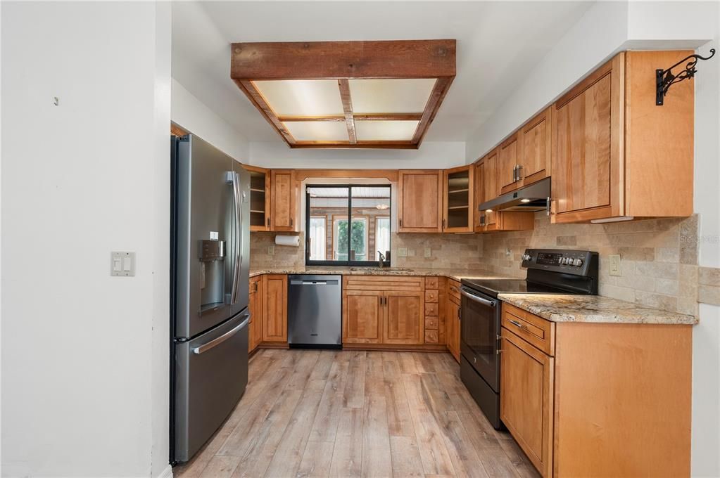 For Sale: $325,000 (2 beds, 2 baths, 1607 Square Feet)