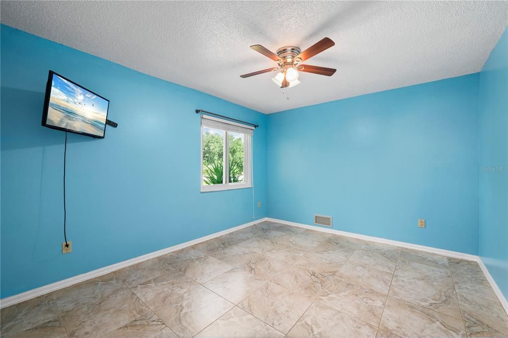 For Sale: $325,000 (2 beds, 2 baths, 1607 Square Feet)