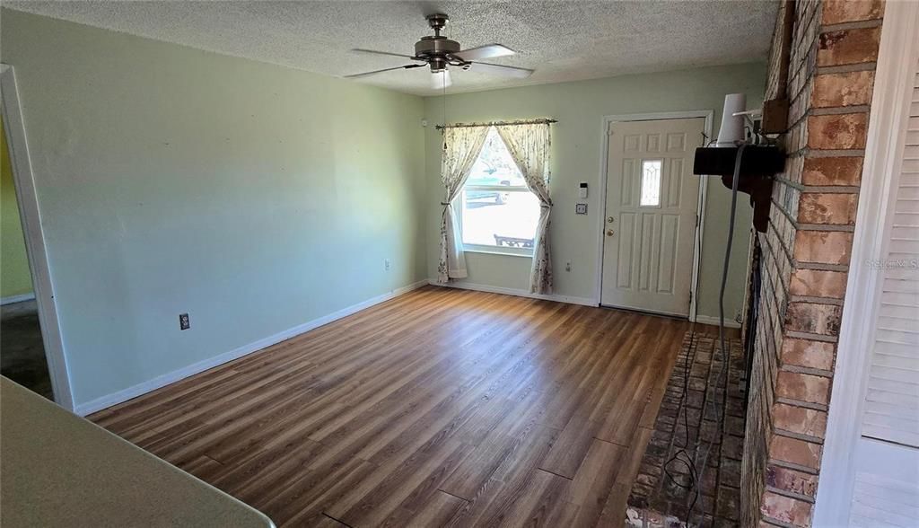 For Sale: $229,900 (3 beds, 2 baths, 1300 Square Feet)