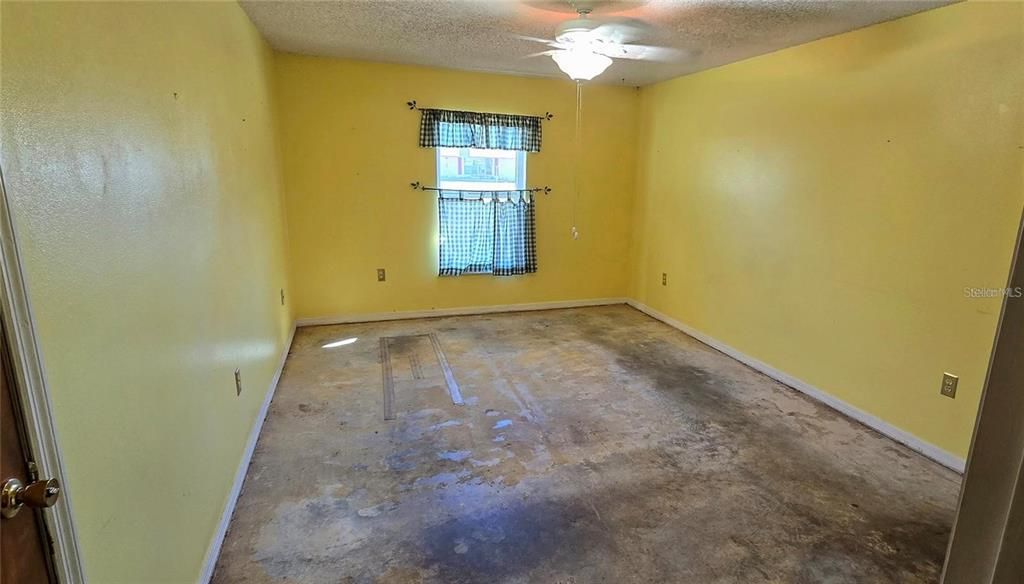For Sale: $229,900 (3 beds, 2 baths, 1300 Square Feet)