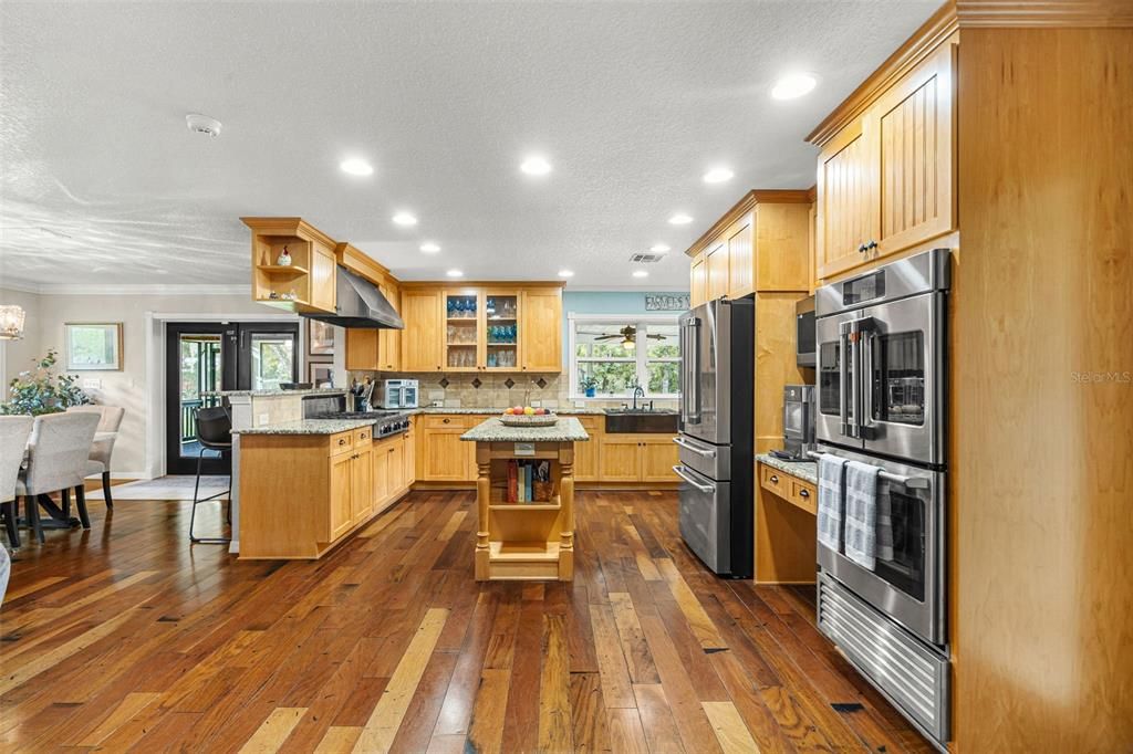 На продажу: $799,900 (4 спален, 2 ванн, 3096 Квадратных фут)