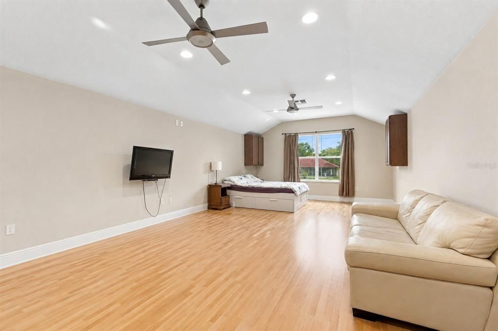 Active With Contract: $835,000 (6 beds, 5 baths, 4367 Square Feet)