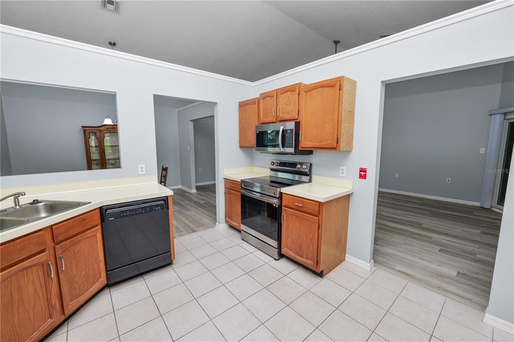 Activo con contrato: $332,000 (3 camas, 2 baños, 1598 Pies cuadrados)