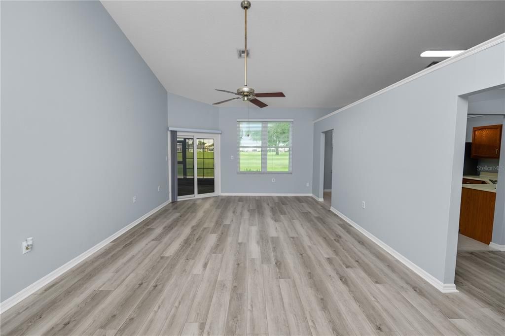 Activo con contrato: $332,000 (3 camas, 2 baños, 1598 Pies cuadrados)