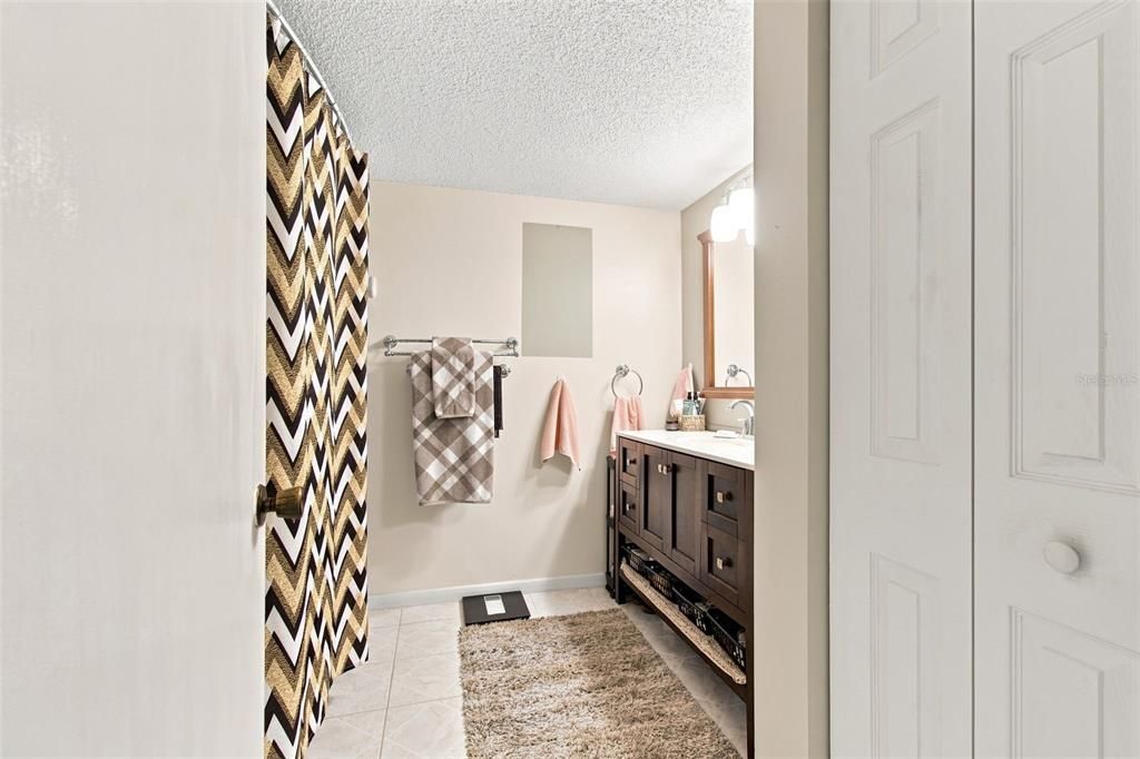 For Sale: $129,900 (2 beds, 1 baths, 990 Square Feet)