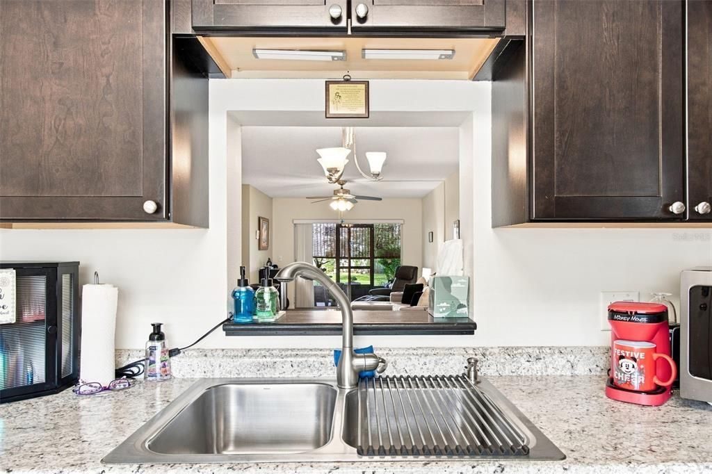 For Sale: $129,900 (2 beds, 1 baths, 990 Square Feet)
