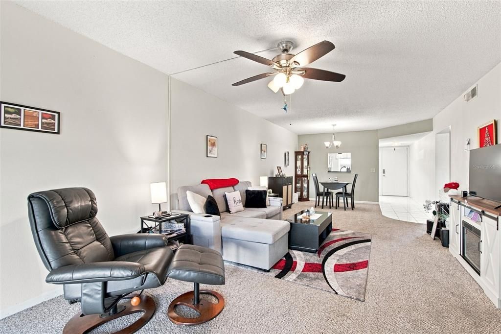 For Sale: $129,900 (2 beds, 1 baths, 990 Square Feet)