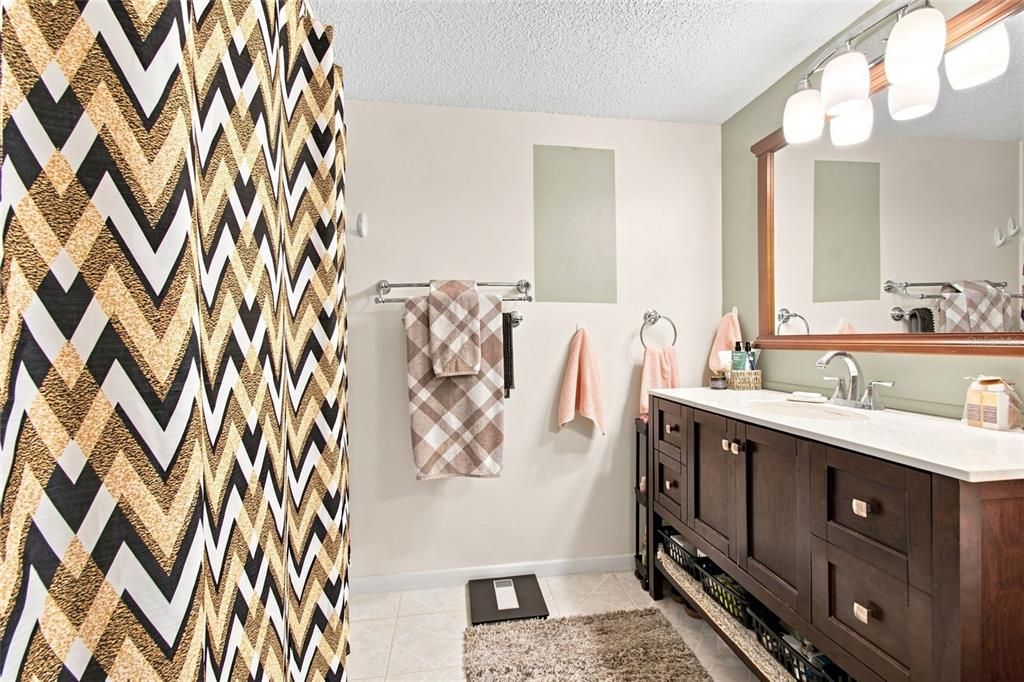 For Sale: $129,900 (2 beds, 1 baths, 990 Square Feet)