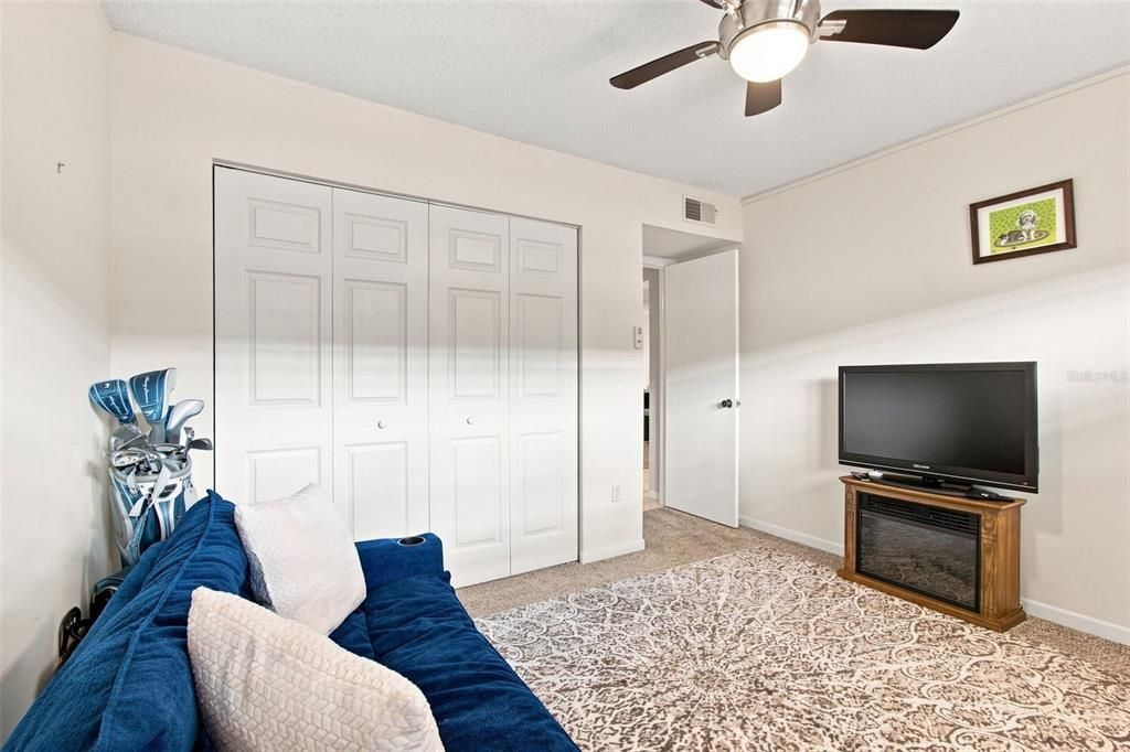 For Sale: $129,900 (2 beds, 1 baths, 990 Square Feet)