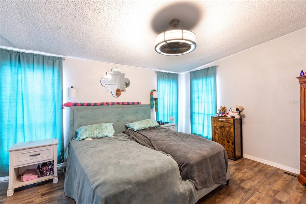 For Sale: $190,000 (5 beds, 2 baths, 2128 Square Feet)