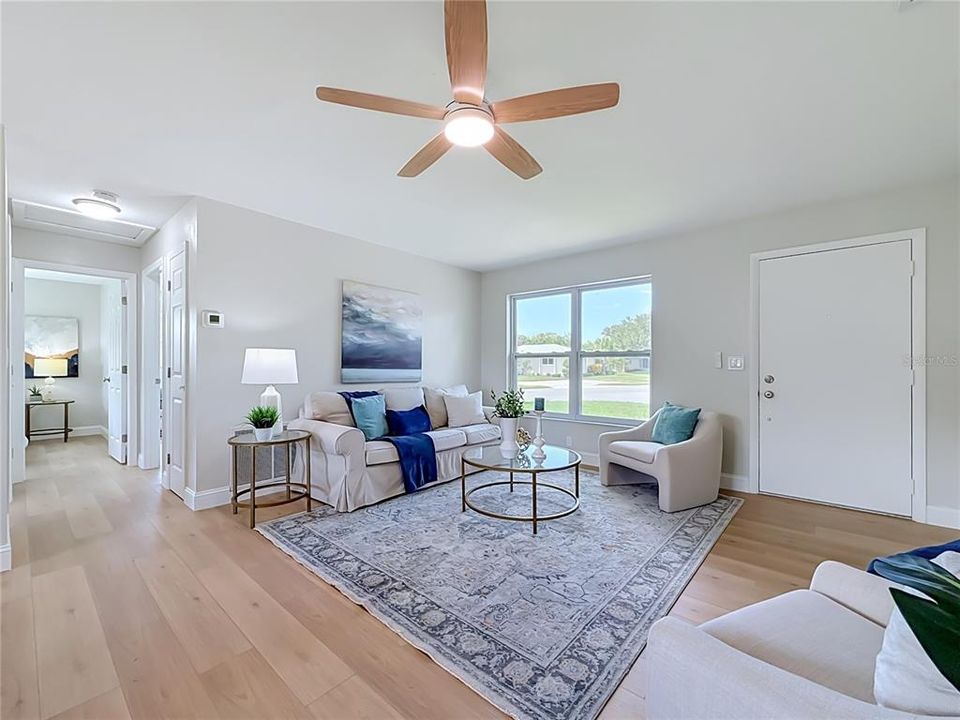 For Sale: $300,000 (2 beds, 1 baths, 978 Square Feet)