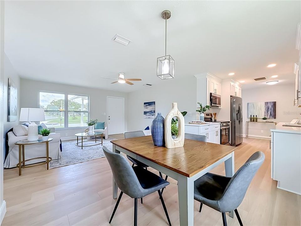 For Sale: $300,000 (2 beds, 1 baths, 978 Square Feet)