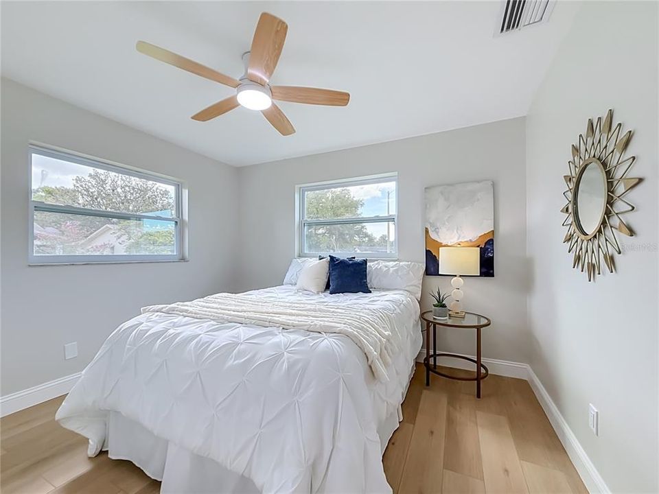 For Sale: $300,000 (2 beds, 1 baths, 978 Square Feet)