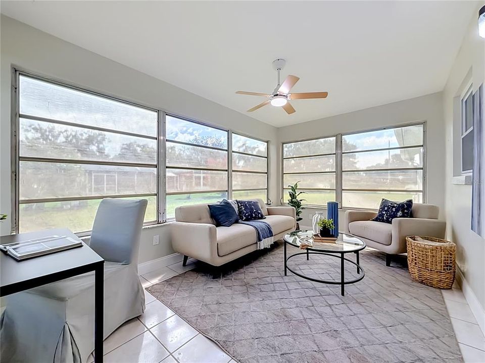 For Sale: $300,000 (2 beds, 1 baths, 978 Square Feet)