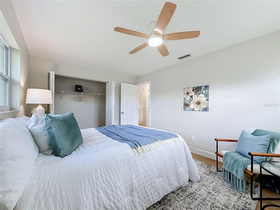 For Sale: $300,000 (2 beds, 1 baths, 978 Square Feet)