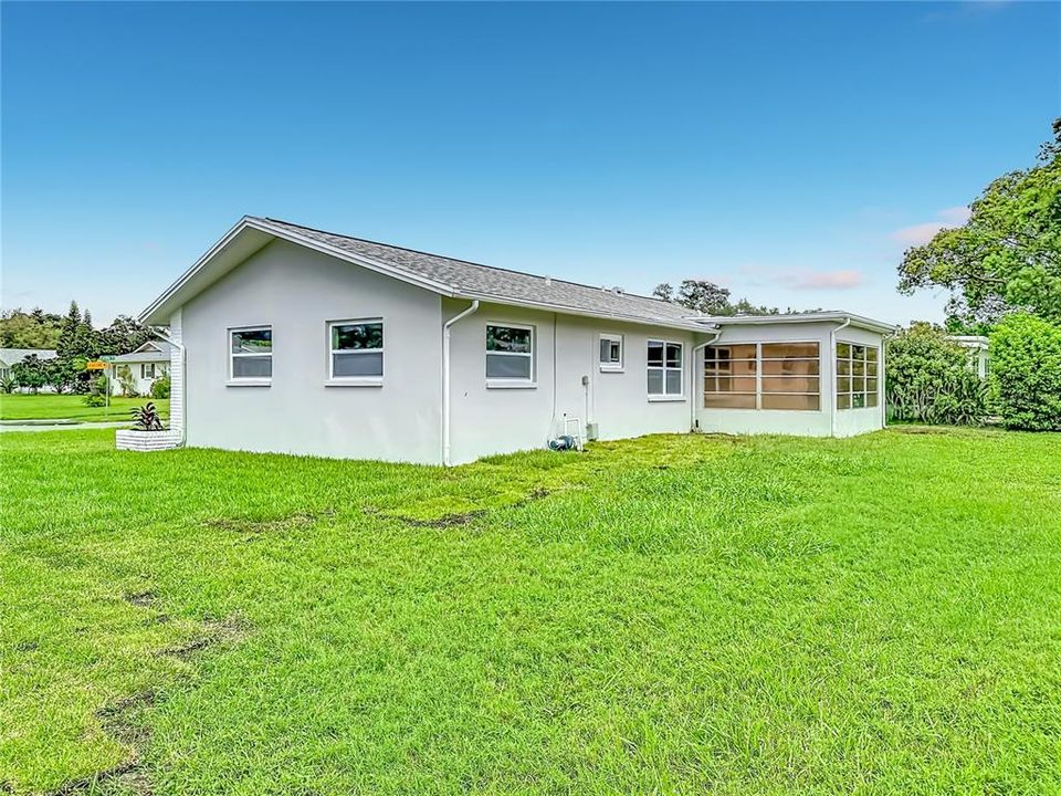 For Sale: $300,000 (2 beds, 1 baths, 978 Square Feet)